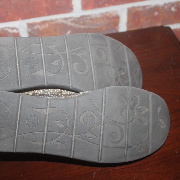 BareTraps Ivette Bronze Wedge Mary Jane stretch fabric rubber sole size 8M EUC… - Picture 4 of 5